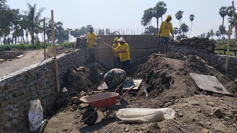 Kemanunggalan TNI-Rakyat Nyata dalam Pengerjaan Jembatan Beton Dusun Jatia