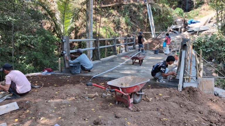 Jembatan Beton Ere Pucca’ Capai 82 Persen, TNI dan Warga Gowa Perkuat Gotong Royong