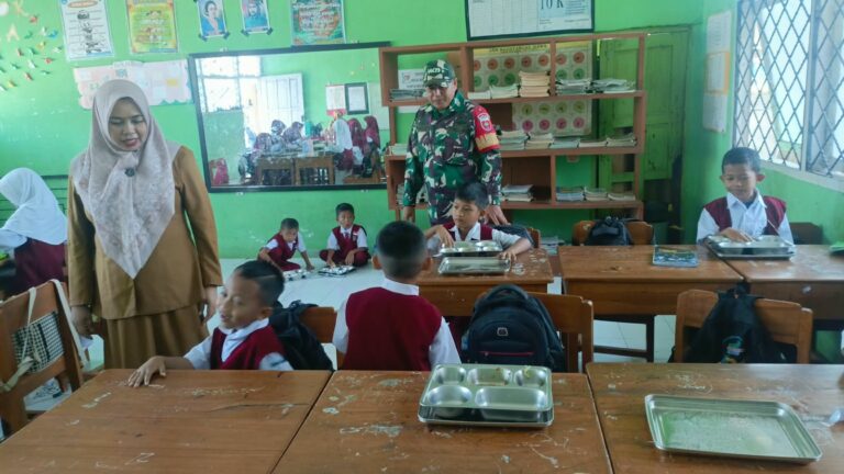 Babinsa Dampingi Penyaluran MBG untuk 1.354 Penerima di Bajeng Barat