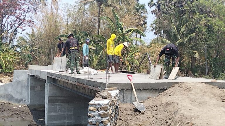 Personil TNI Bersama Masyarakat Gaspol Pengerjaan Jembatan Beton Garuda Gowa