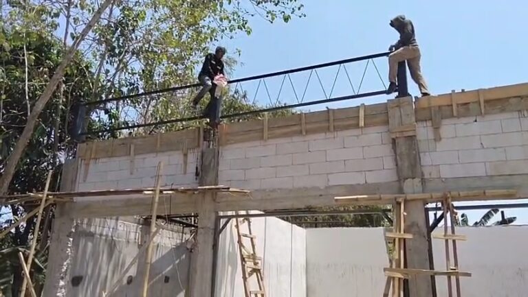 Babinsa Koramil Bajeng Pastikan Kualitas Pembangunan KDKMP Gowa Berjalan Lancar