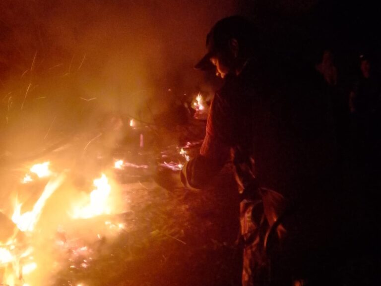 Aksi Cepat Tanggap TNI-Polri dan MPA Padamkan Kebakaran Lahan di Tinggimoncong