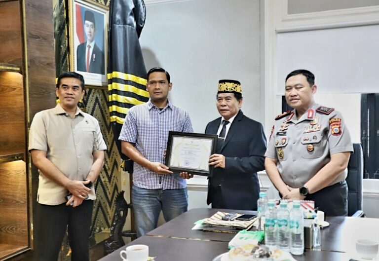 Gerak Cepat Usut Kejahatan Siber, Gubernur Kaltara Beri Penghargaan Kepada Personel Ditreskrimsus Polda Sulsel
